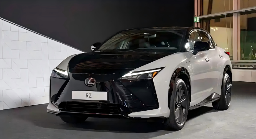 Lexus presenta imágenes oficiales del nuevo RZ con un volante rediseñado y un sistema de dirección por cable