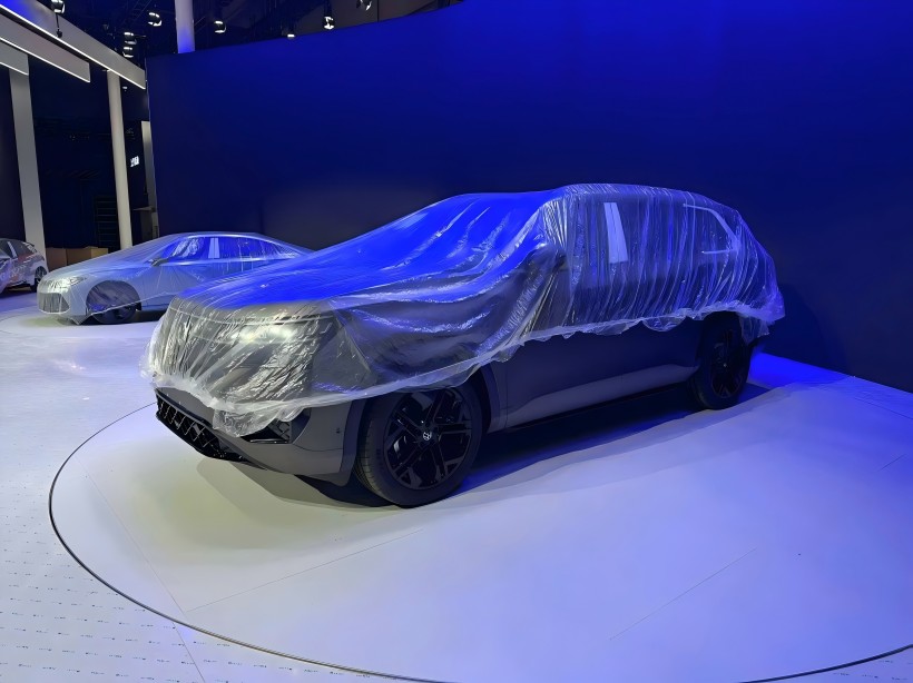 Exploración del lugar en el Auto Show de Shanghai 2025: presunto vehículo Teramont Pro Teramont expuesto, equipado con kit de deporte ahumado