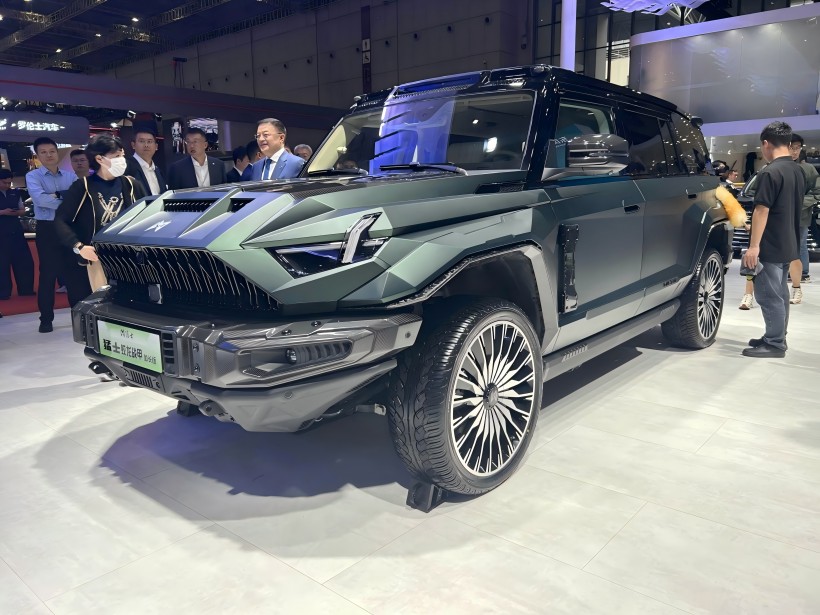 2025 SHANGHAI AUTO SHOW: The Mengshi 917 Jiaolong Battle Armor Long - La edición de distancia entre ejes tiene un precio de 1.098 millones de yuanes y se limita a 199 unidades.
