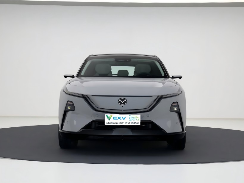 Se espera que el Mazda EZ - 60 llegue al mercado a fines de agosto. Ofrece trenes motriz de alcance puro, eléctrico y extendido. El interior también está equipado con una configuración de pantalla dual.